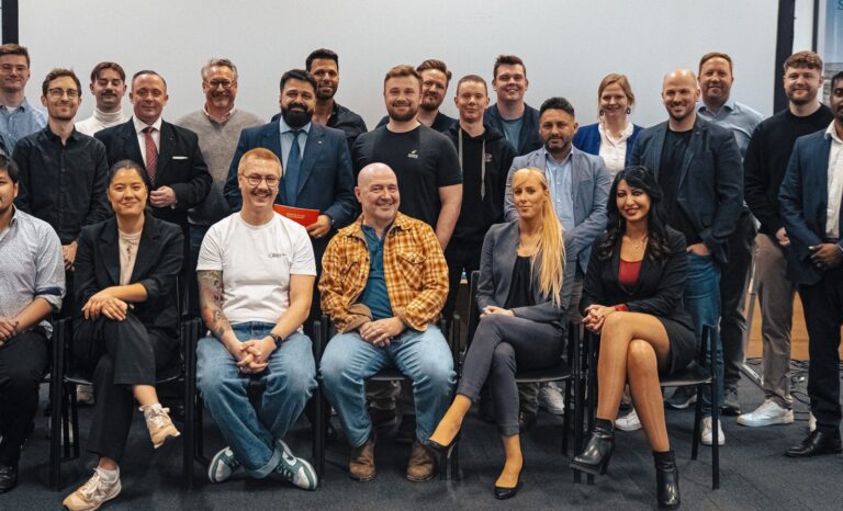 Gruppenfoto mit Reza Abdi bei einem Netzwerktreffen von Unternehmern aus dem Mittelstand