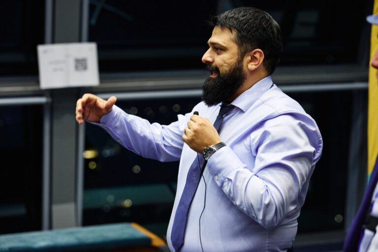 Reza Abdi spricht im Landtag NRW