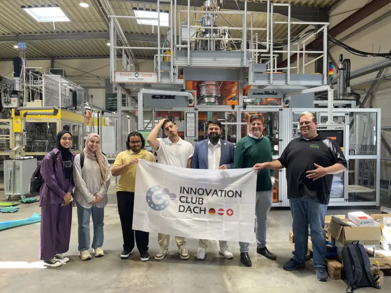 Unternehmensbesuch in einer Produktionshalle