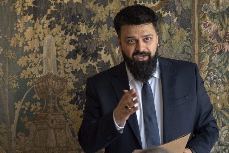 Reza Abdi hält einen Vortrag als Speaker für den Mittelstand