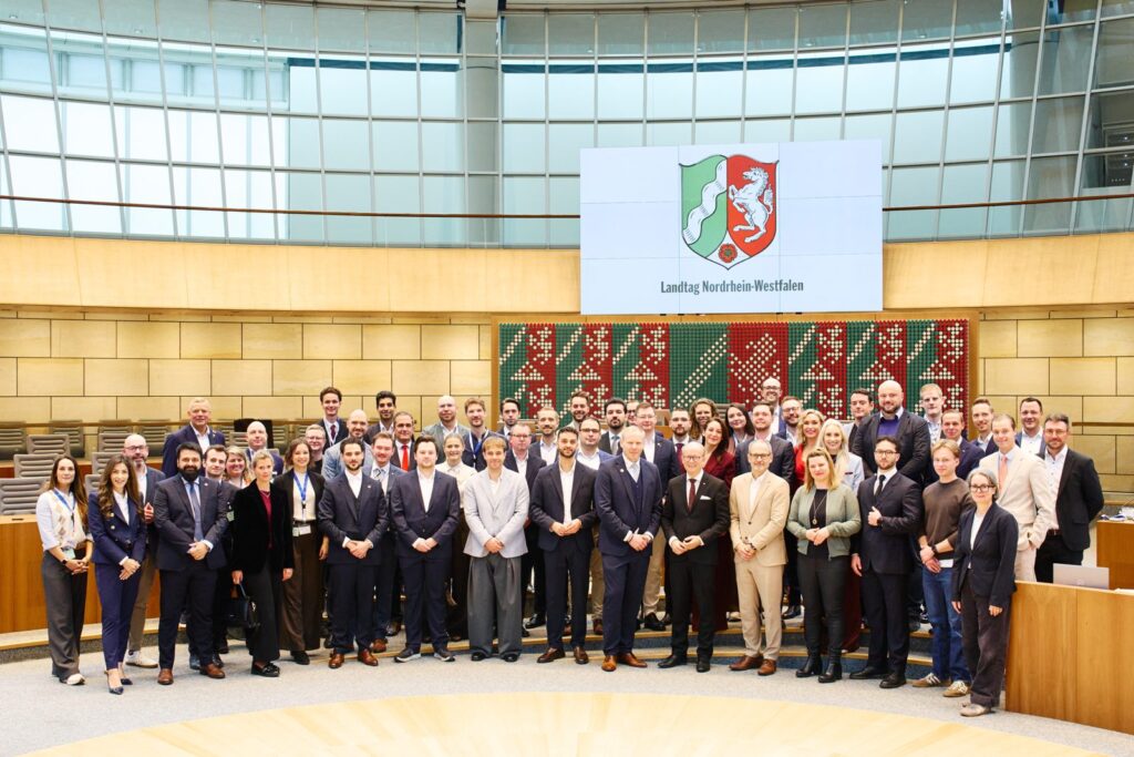 Gruppenfoto im Plenarsaal des Landtags NRW