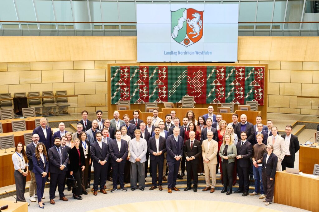 Gruppenfoto im Plenarsaal des Landtags NRW von oben