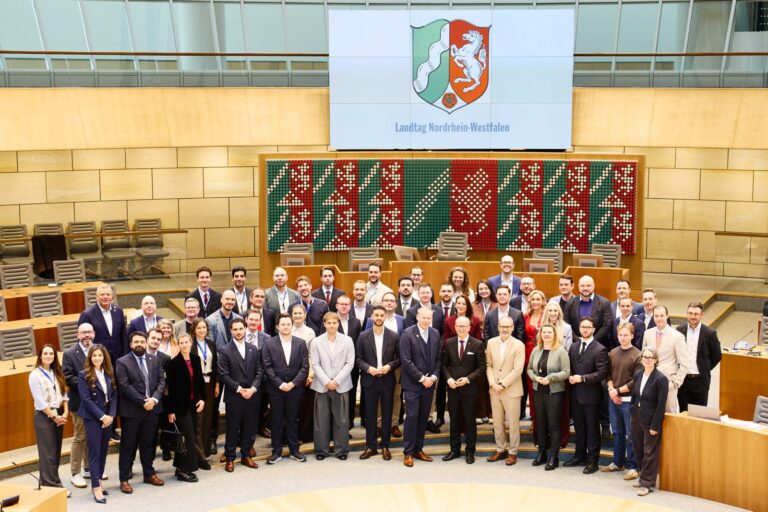 Gruppenfoto im Plenarsaal des Landtags NRW